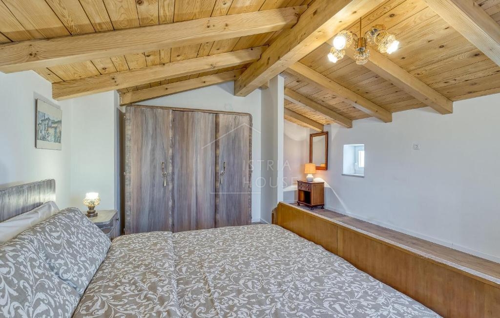 Kanfanar, okolica, istrska hiša z bazenom in veliko parcelo