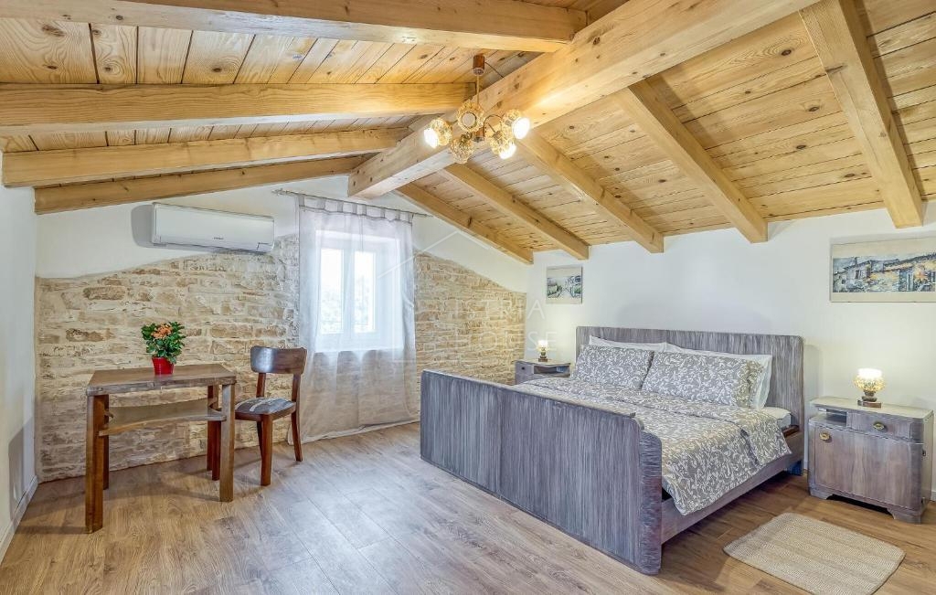 Kanfanar, okolica, istrska hiša z bazenom in veliko parcelo