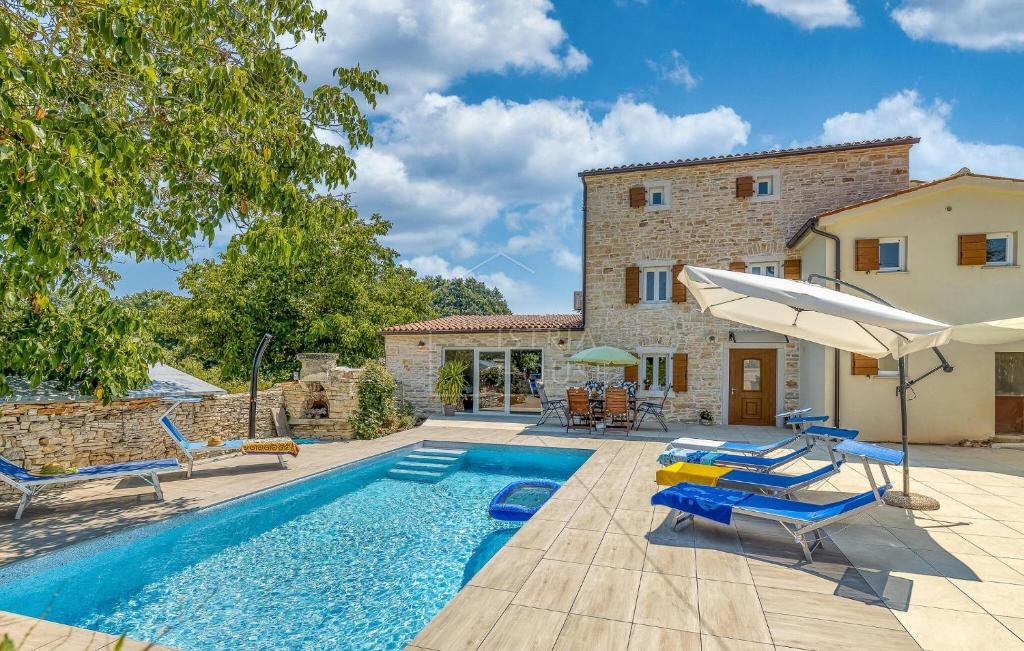 Kanfanar, okolica, istrska hiša z bazenom in veliko parcelo