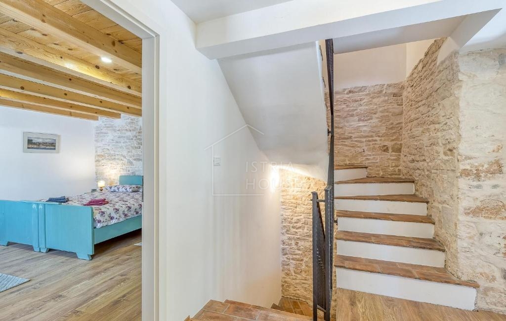 Kanfanar, okolica, istrska hiša z bazenom in veliko parcelo