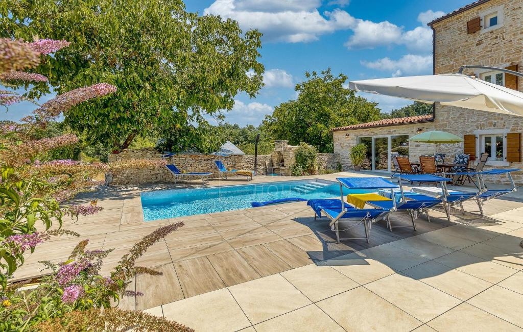 Kanfanar, okolica, istrska hiša z bazenom in veliko parcelo