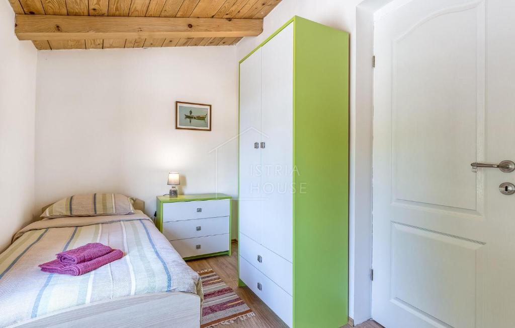 Kanfanar, okolica, istrska hiša z bazenom in veliko parcelo