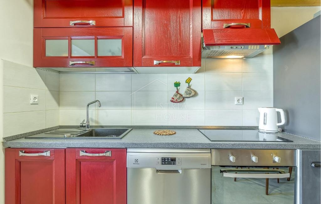 Kanfanar, okolica, istrska hiša z bazenom in veliko parcelo