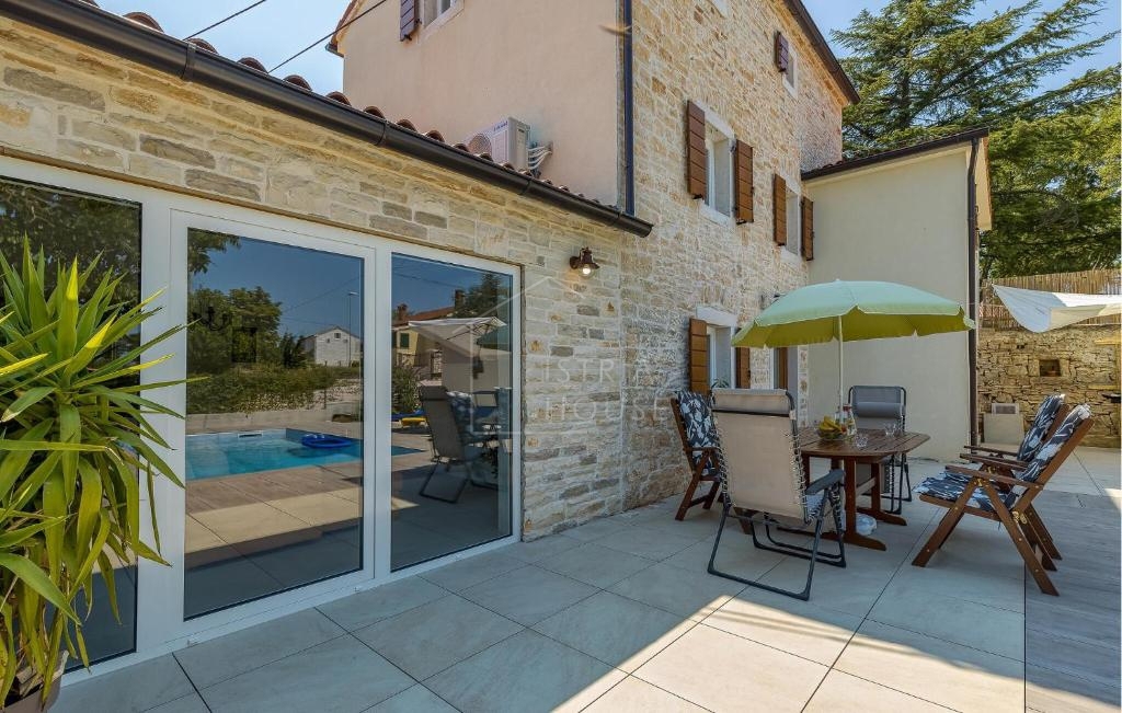 Kanfanar, okolica, istrska hiša z bazenom in veliko parcelo