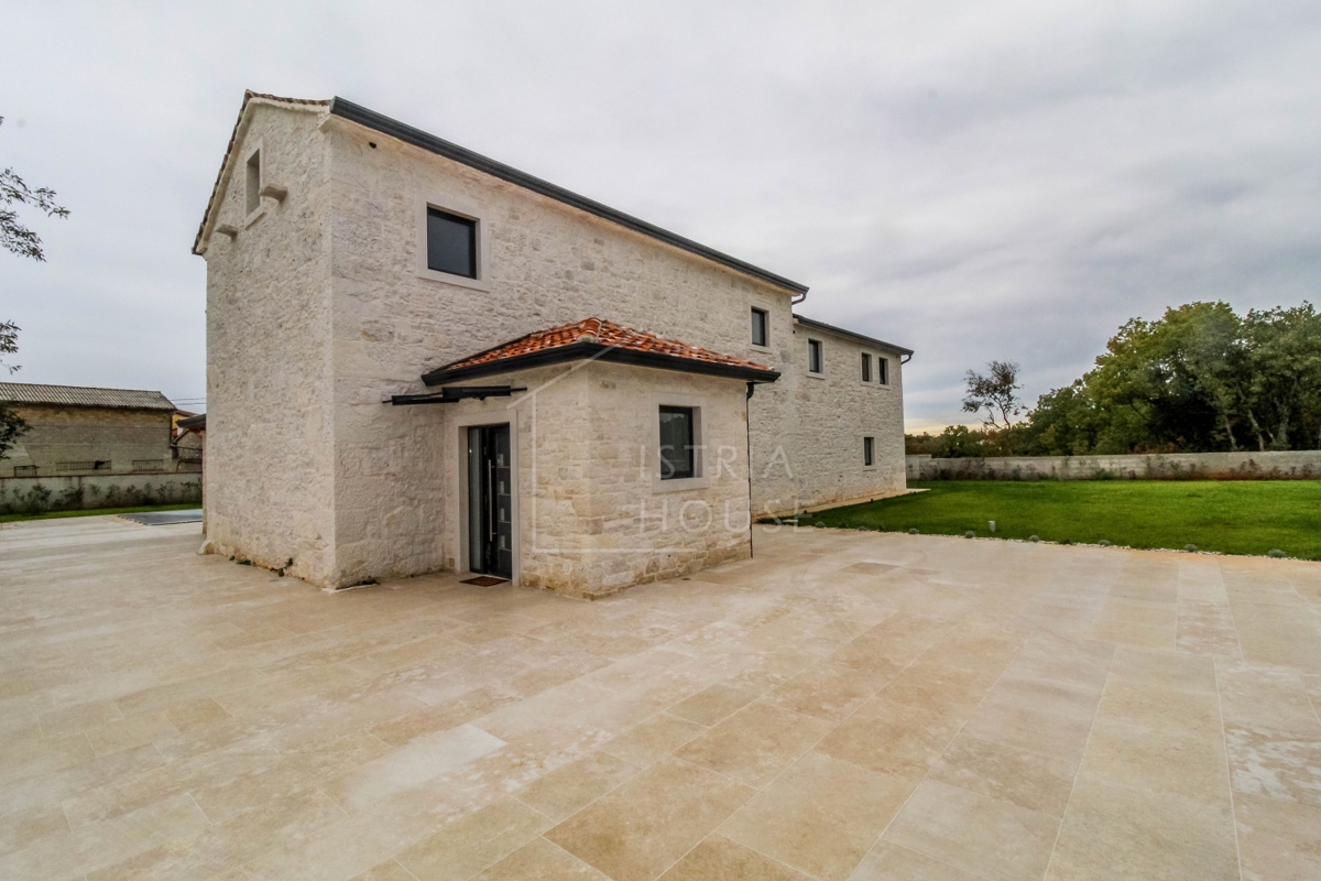 Rovinj, okolica, prostorna kamnita hiša z velikim dvoriščem