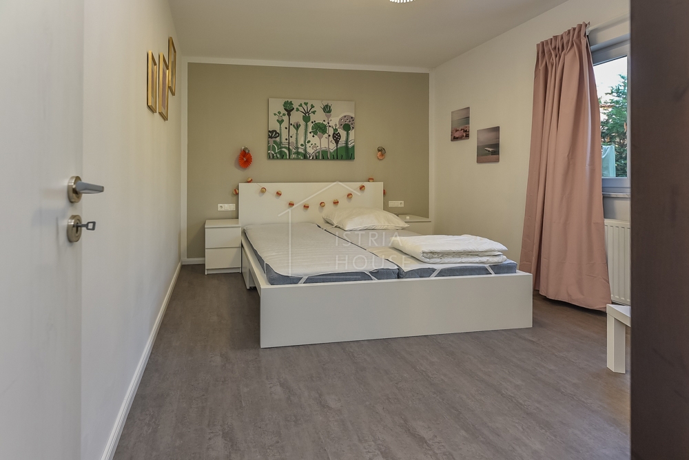 Rovinj, okolica, prostorno stanovanje z dvoriščem