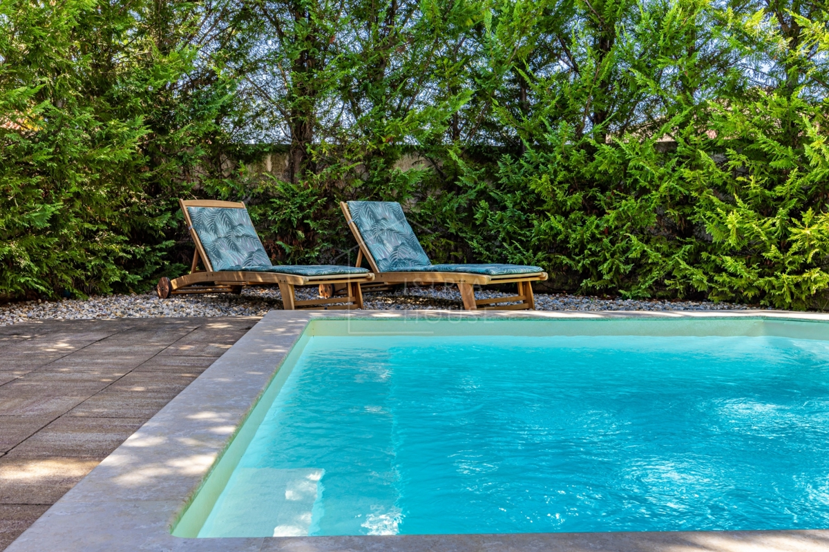 Svetvinčenat, okolica, družinska hiša z bazenom