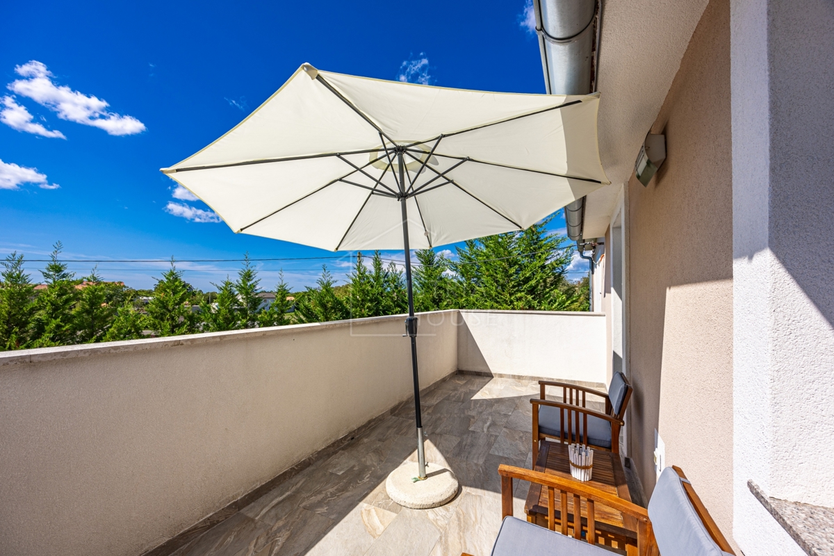 Svetvinčenat, okolica, družinska hiša z bazenom