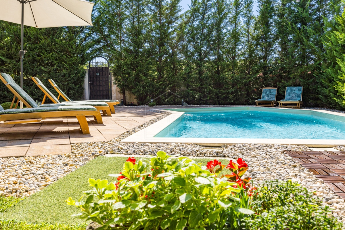 Svetvinčenat, okolica, družinska hiša z bazenom