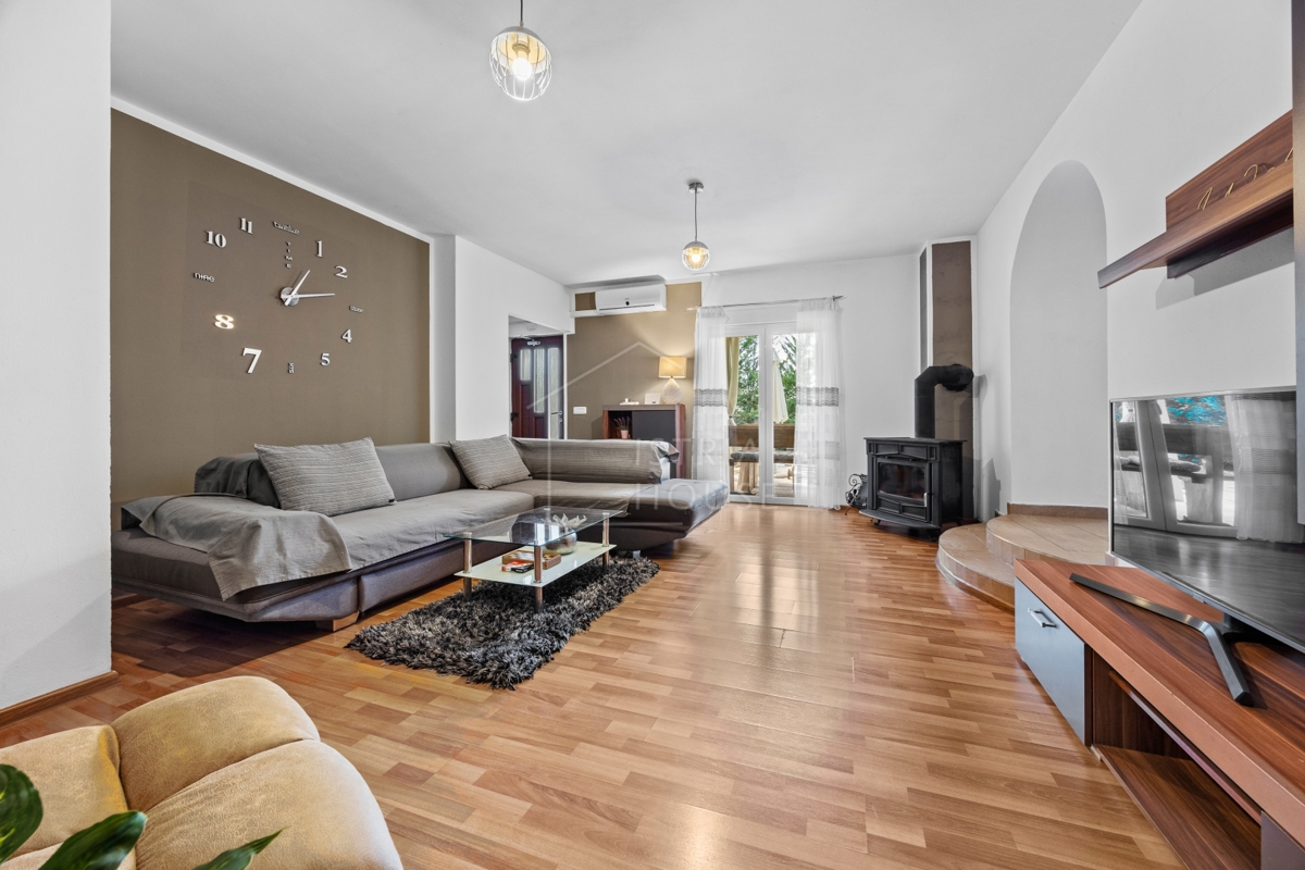 Svetvinčenat, okolica, družinska hiša z bazenom