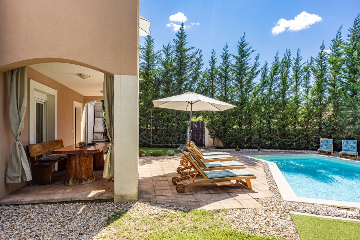 Svetvinčenat, okolica, družinska hiša z bazenom