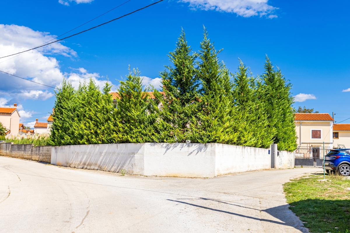 Svetvinčenat, okolica, družinska hiša z bazenom