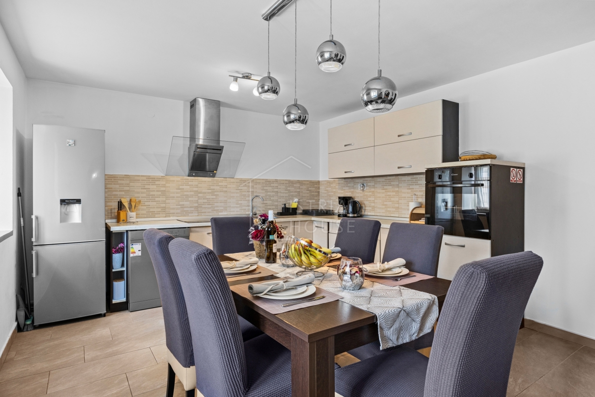 Svetvinčenat, okolica, družinska hiša z bazenom