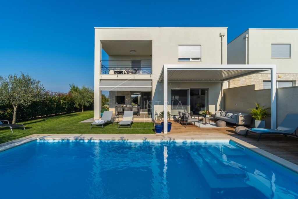 NOVIGRAD - lepa vila dvojček v bližini mesta