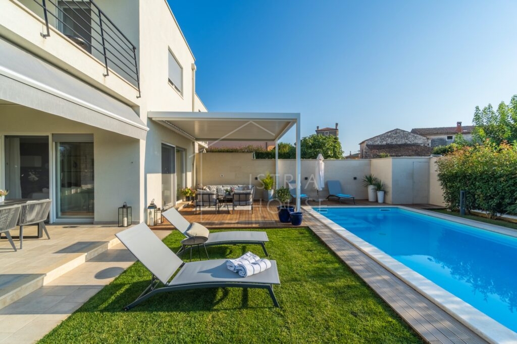 NOVIGRAD - lepa vila dvojček v bližini mesta