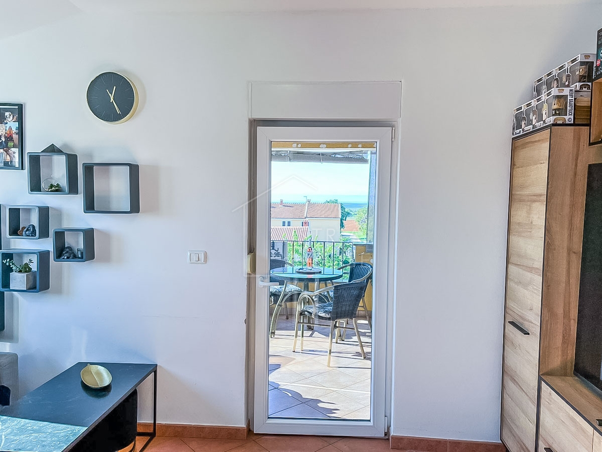 Novigrad, apartment with a large terrace near the beach