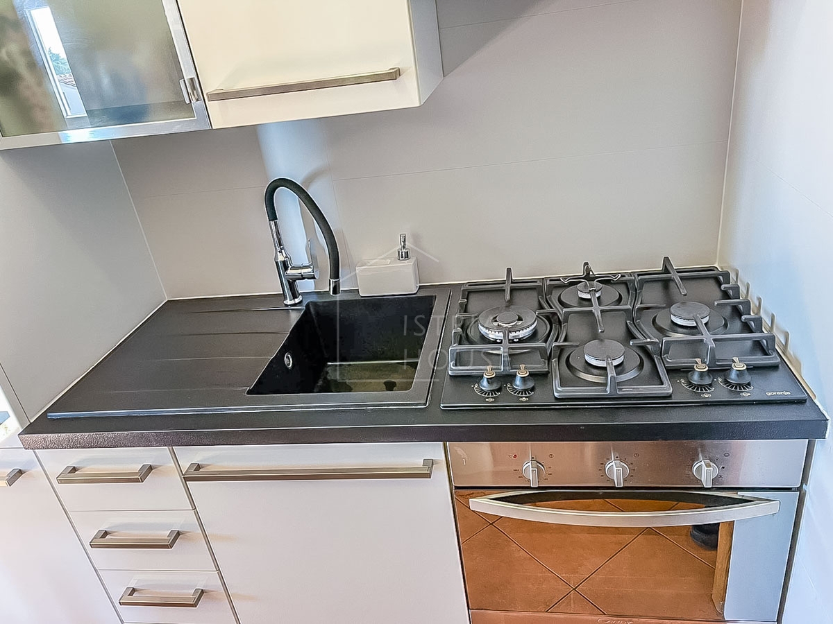 Novigrad, apartment with a large terrace near the beach