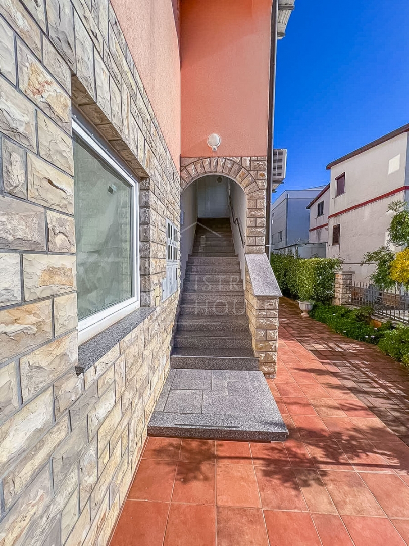 Novigrad, apartment with a large terrace near the beach