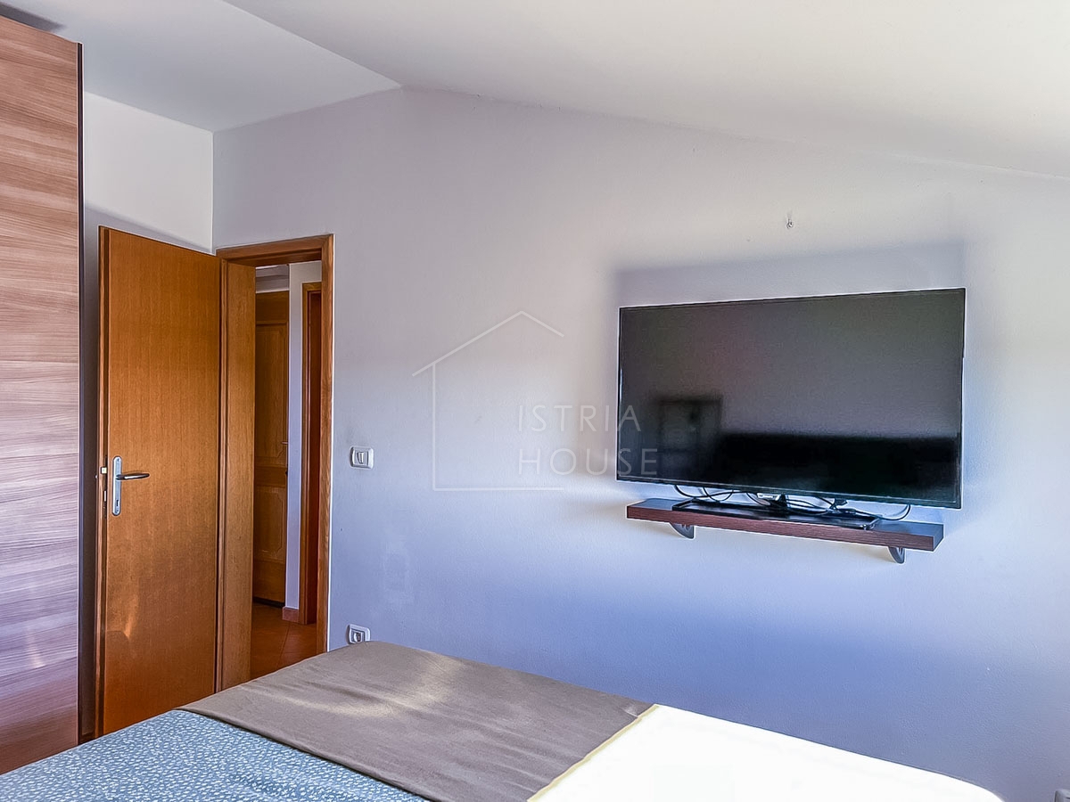 Novigrad, apartment with a large terrace near the beach