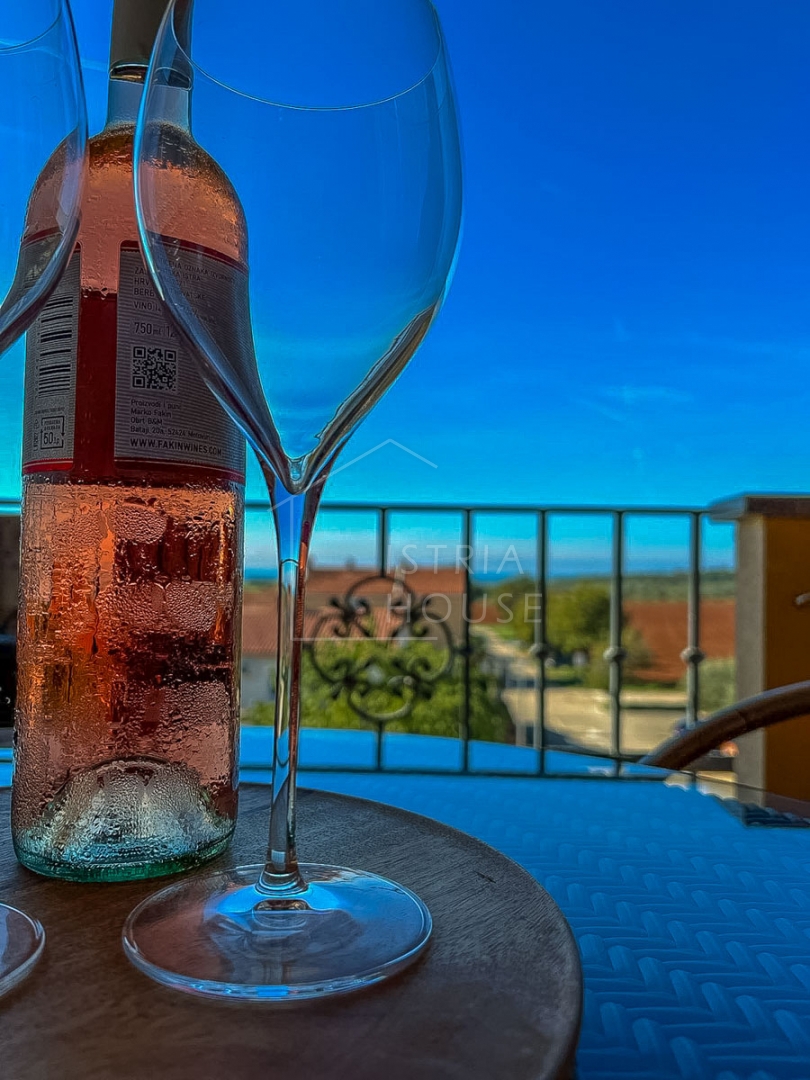 Novigrad, apartment with a large terrace near the beach