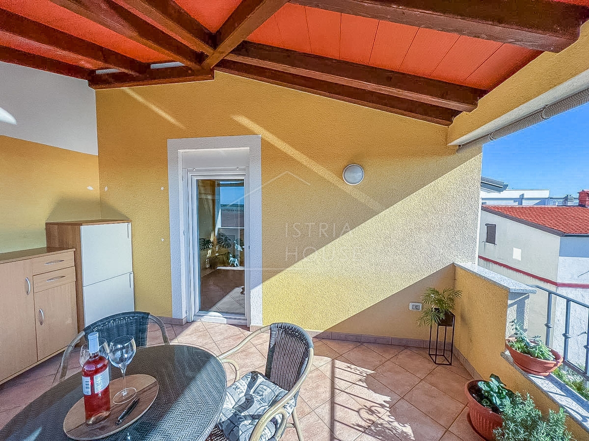 Novigrad, apartment with a large terrace near the beach