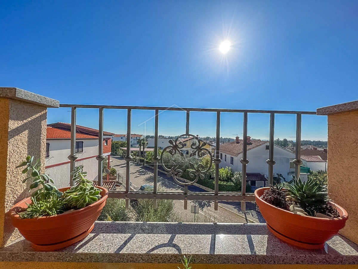 Novigrad, apartment with a large terrace near the beach