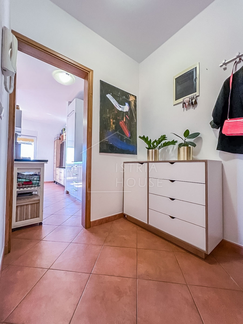Novigrad, apartment with a large terrace near the beach