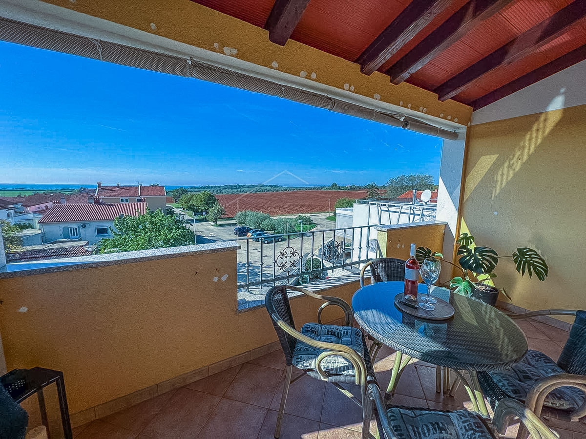 Novigrad, apartment with a large terrace near the beach