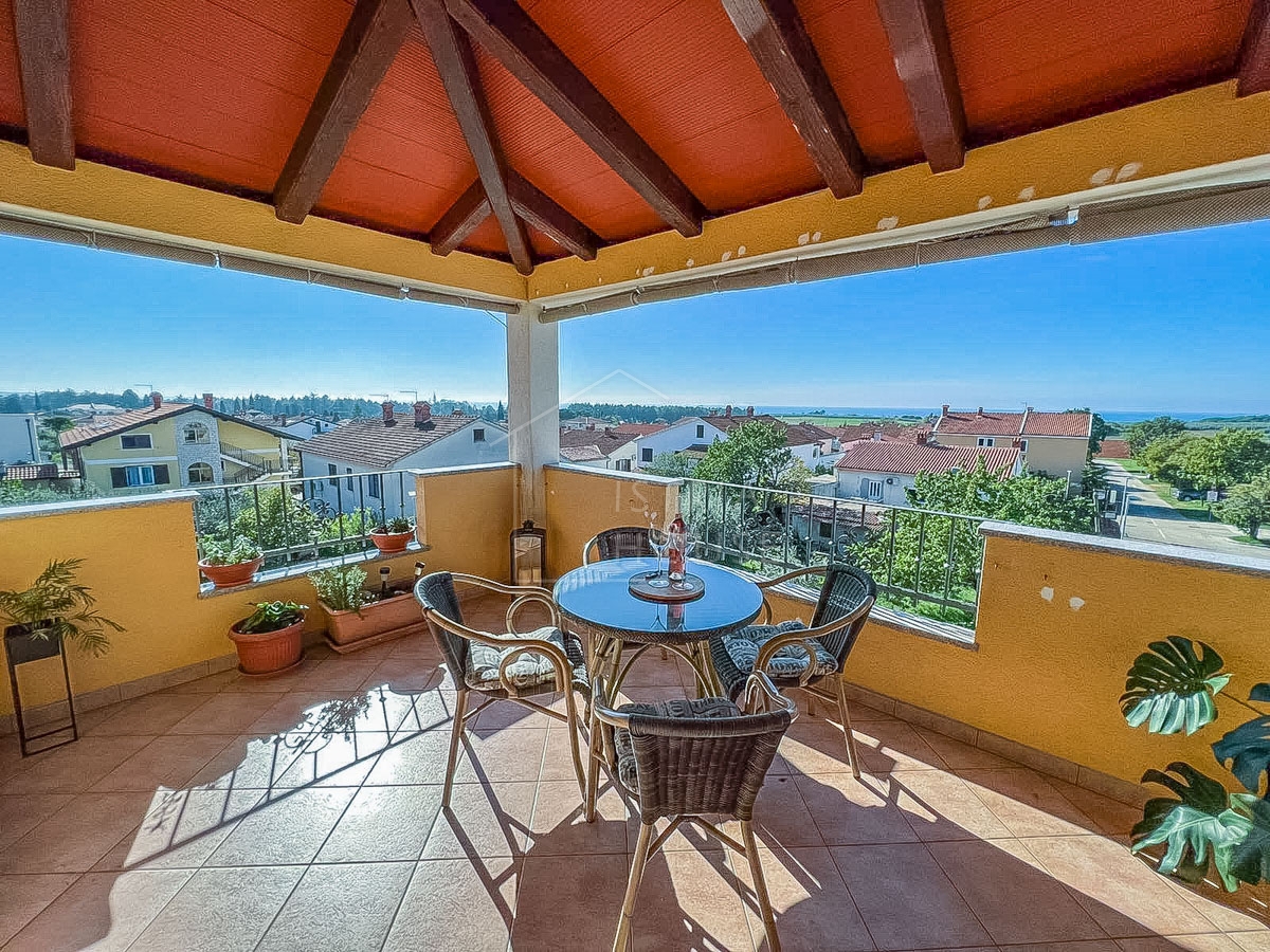 Novigrad, apartment with a large terrace near the beach