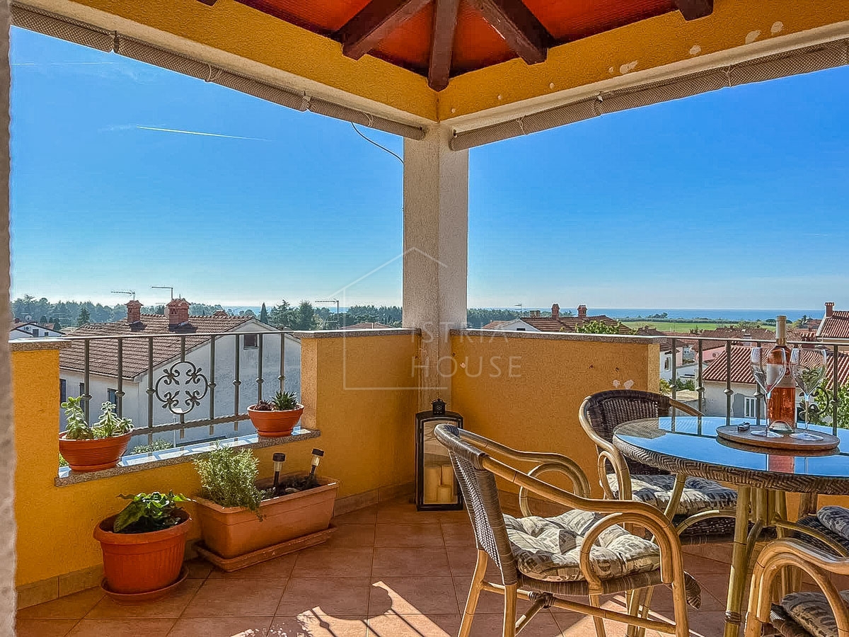 Novigrad, apartment with a large terrace near the beach