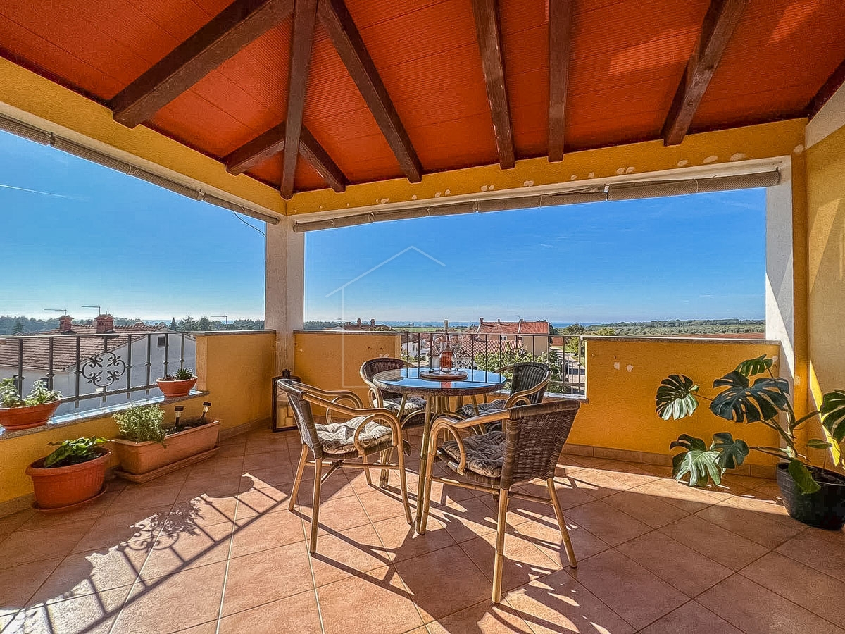 Novigrad, apartment with a large terrace near the beach