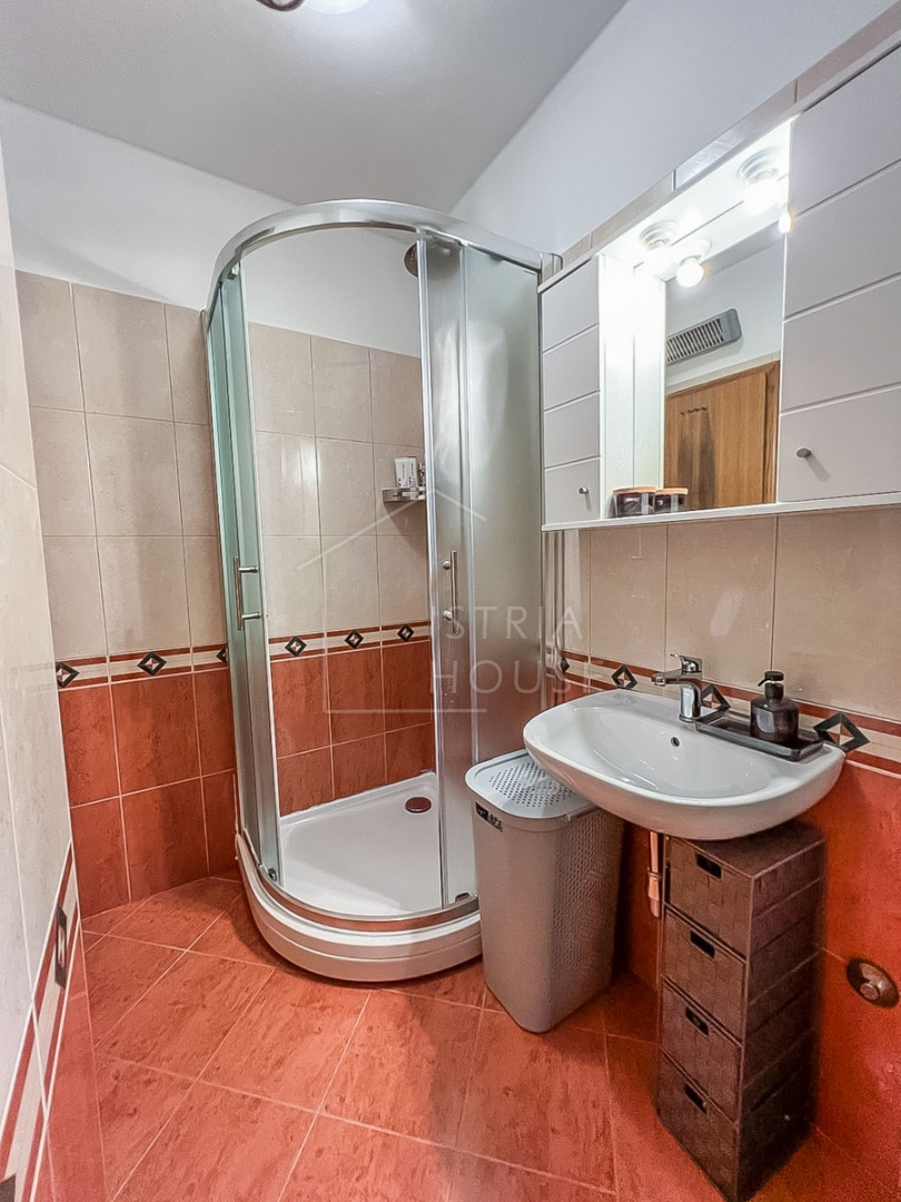 Novigrad, apartment with a large terrace near the beach