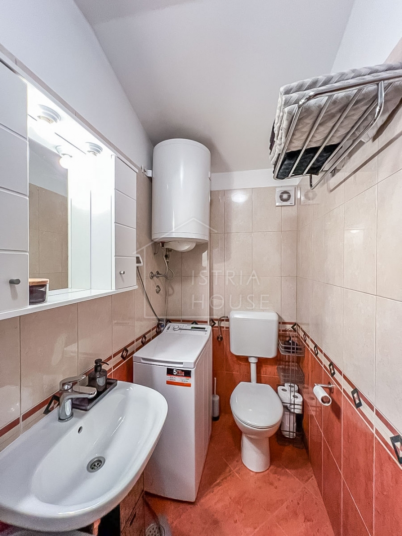 Novigrad, apartment with a large terrace near the beach