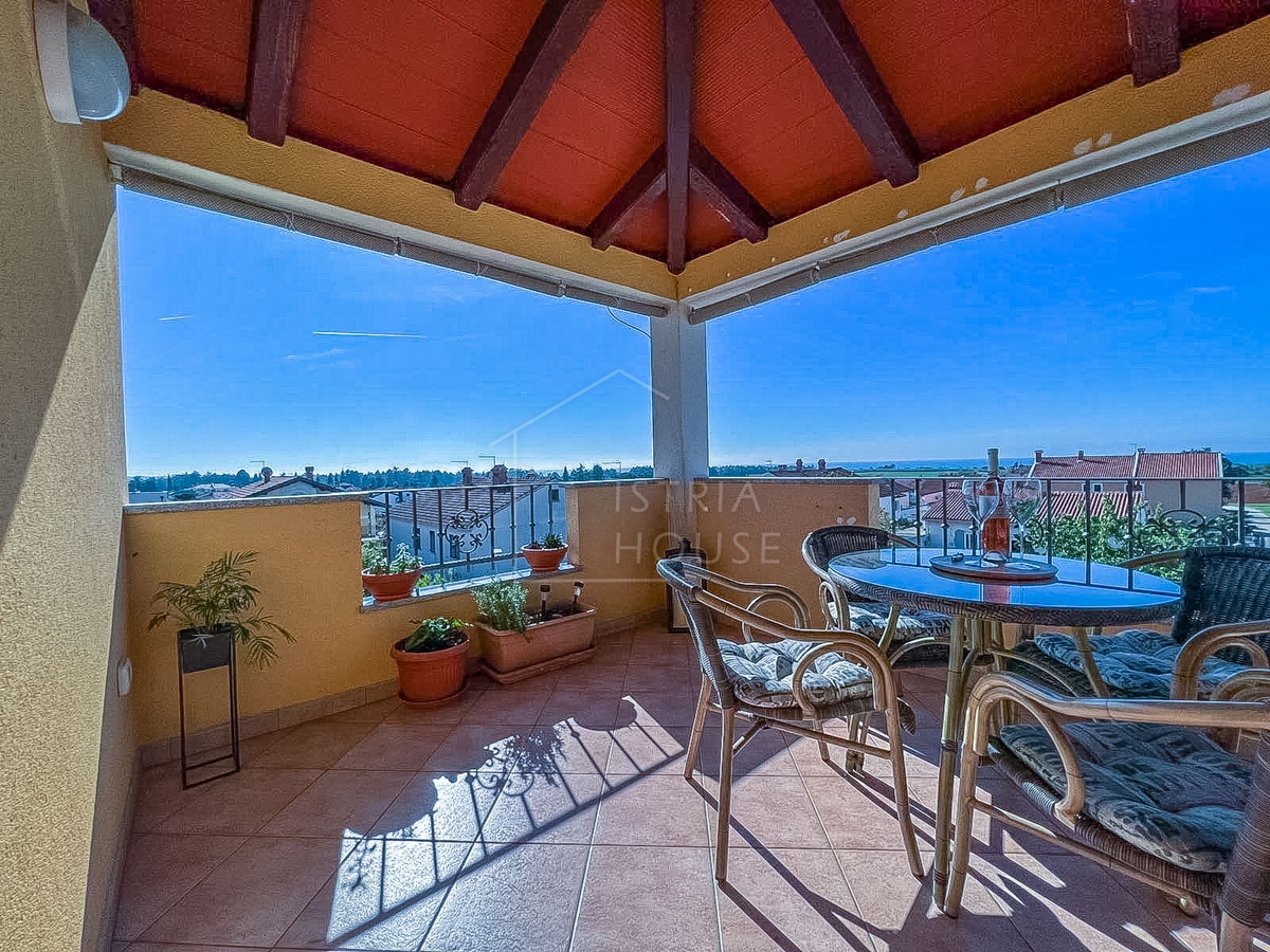 Novigrad, apartment with a large terrace near the beach