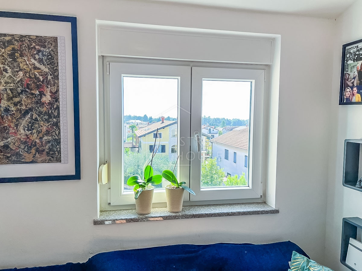 Novigrad, apartment with a large terrace near the beach