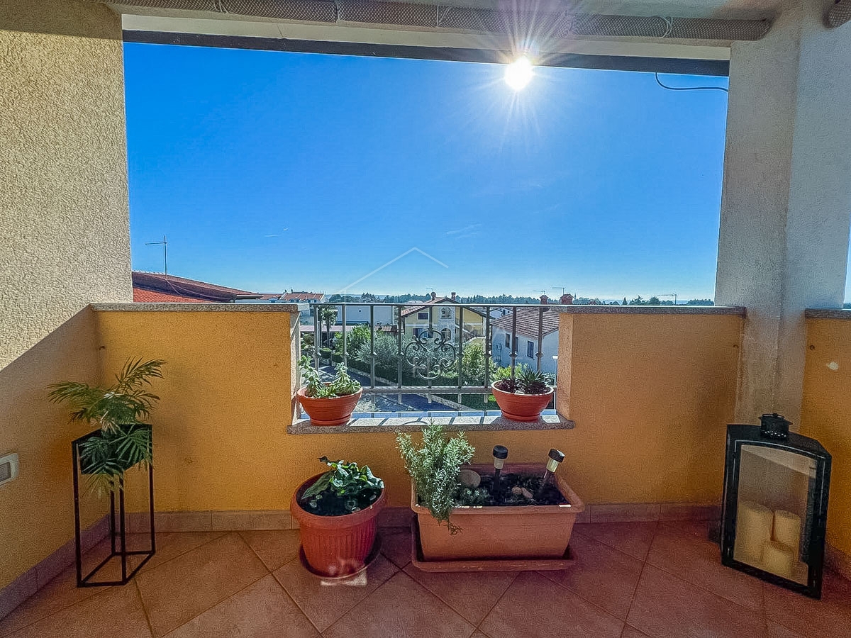 Novigrad, apartment with a large terrace near the beach