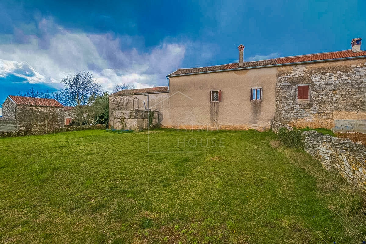 POREČ - okolica, hiša z velikim dvoriščem