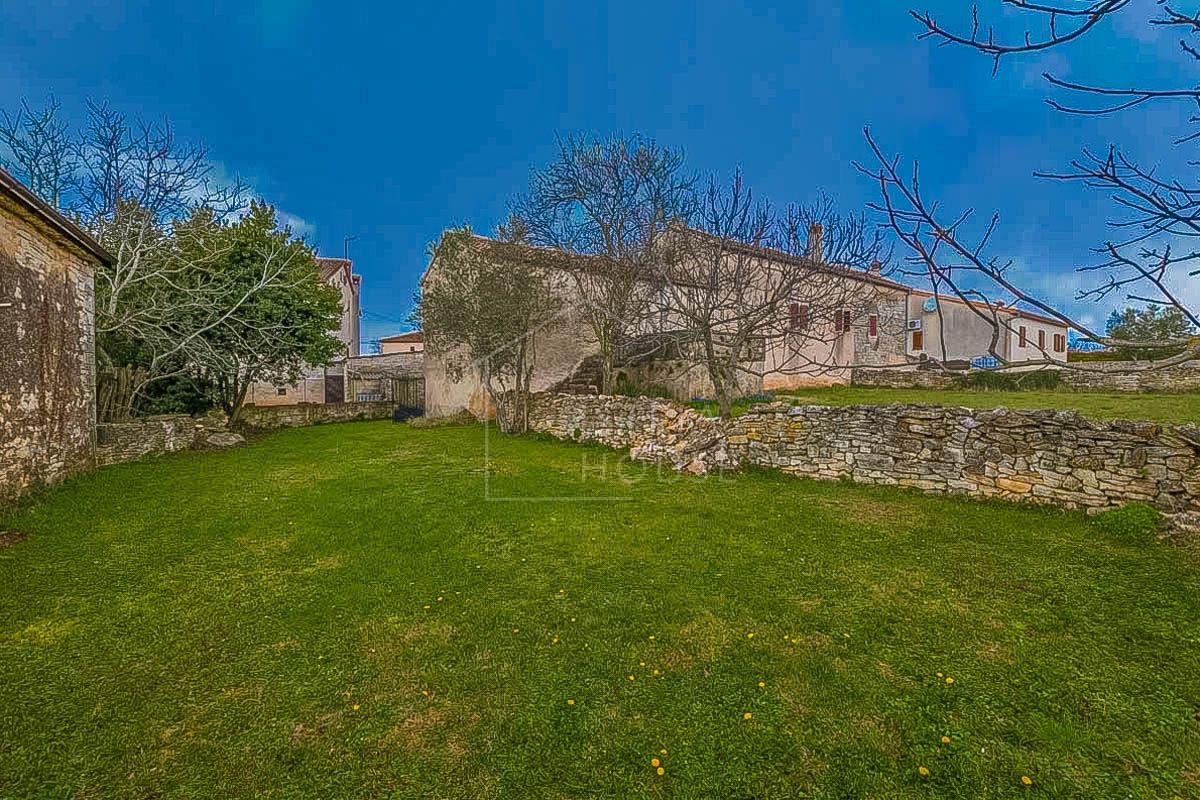 POREČ - okolica, hiša z velikim dvoriščem