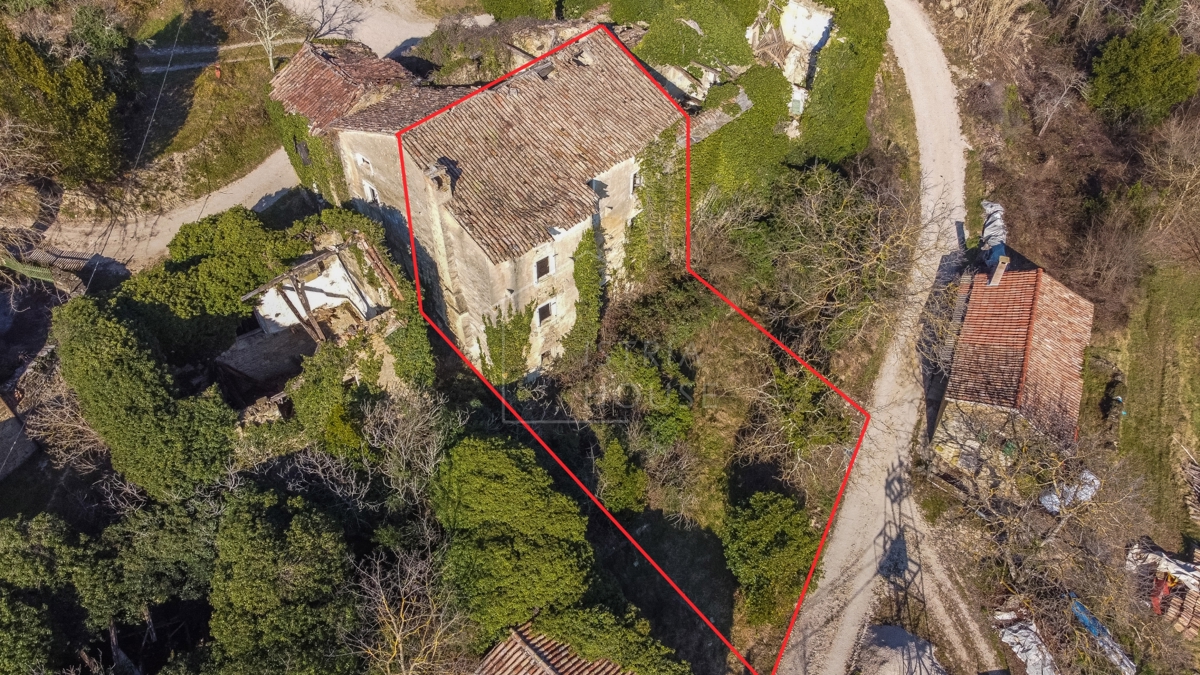 Motovun, kamnita hiša s pogledom na Motovun