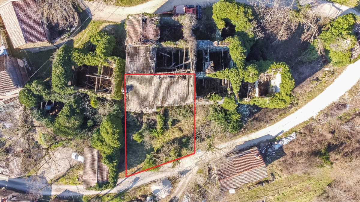 Motovun, kamnita hiša s pogledom na Motovun