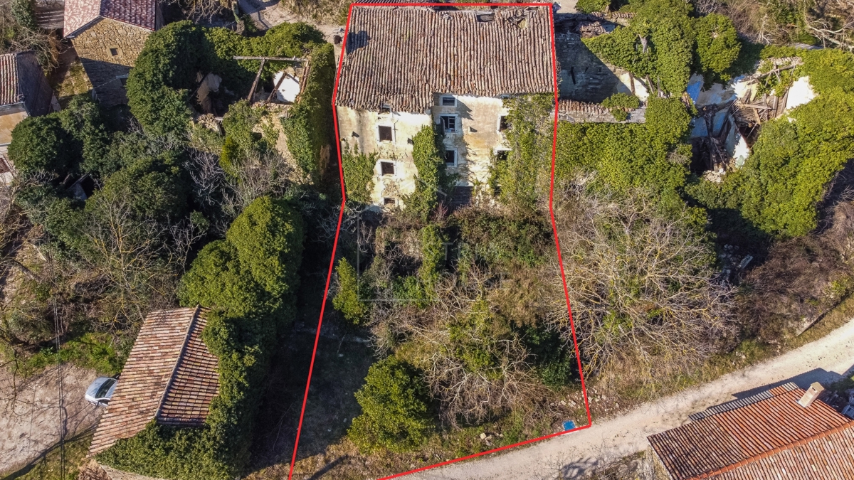 Motovun, kamnita hiša s pogledom na Motovun
