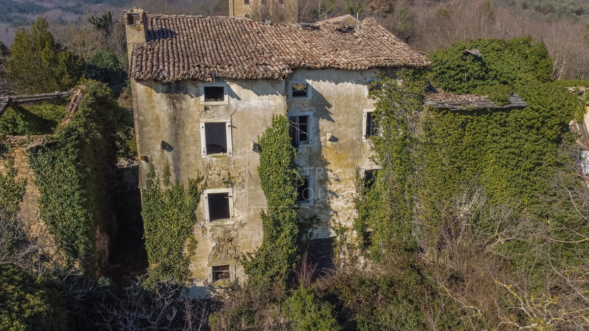 Motovun, kamnita hiša s pogledom na Motovun
