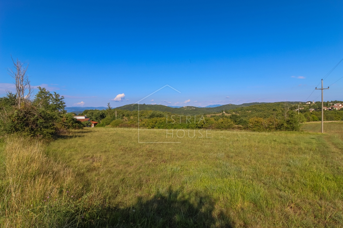 Motovun, okolica, zemljišče na koncu gradbenega območja