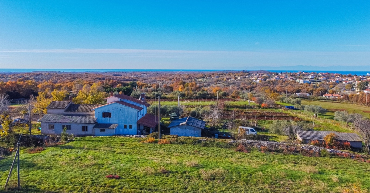 Buje, Kaštel, dvojček s pogledom na morje