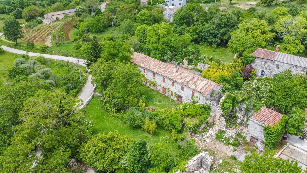 Ekskluzivna, kamnita hiša z veliko parcelo v bližini Oprtlja