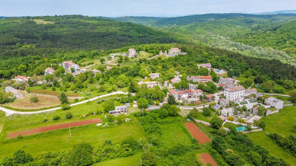 Ekskluzivna, kamnita hiša z veliko parcelo v bližini Oprtlja