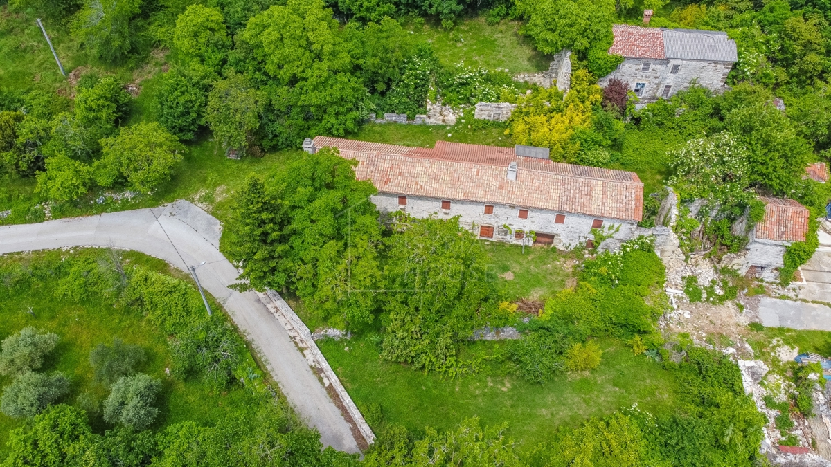 Ekskluzivna, kamnita hiša z veliko parcelo v bližini Oprtlja