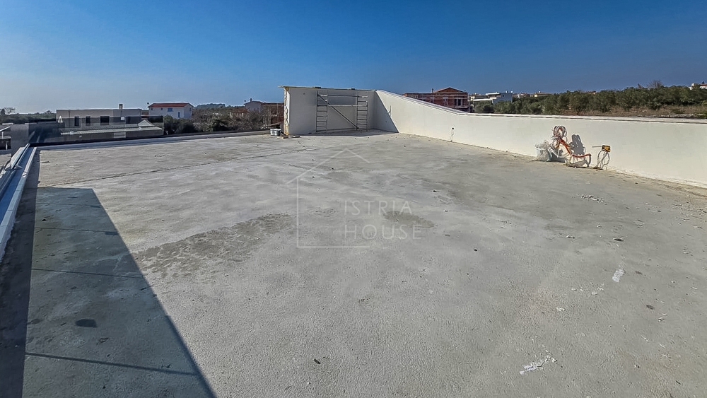 Vodnjan, nedokončana hiša s pogledom na morje