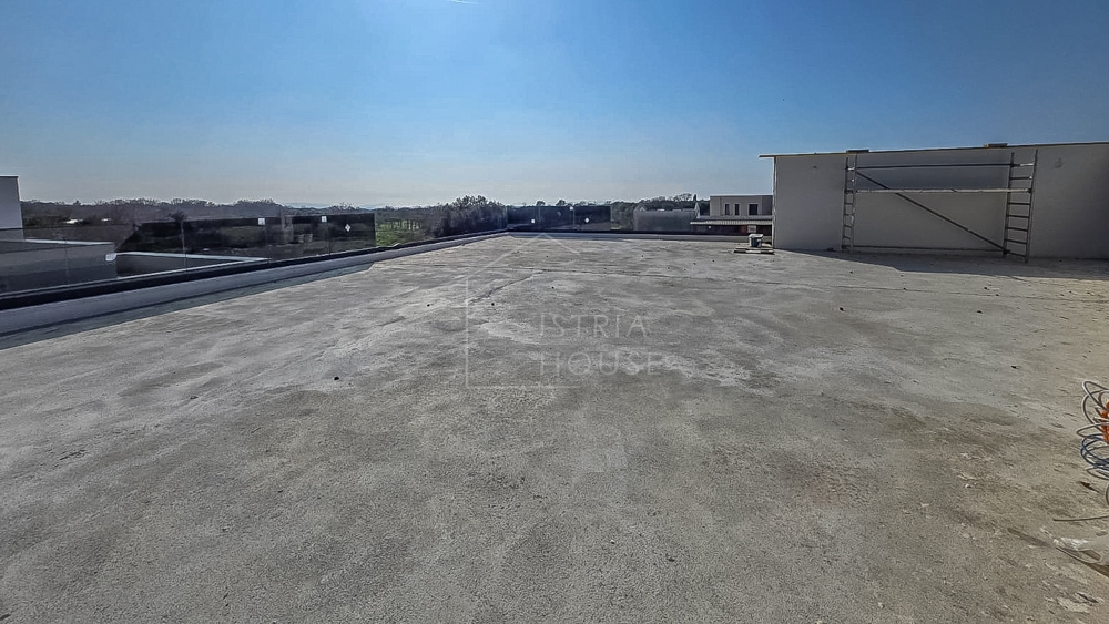 Vodnjan, nedokončana hiša s pogledom na morje