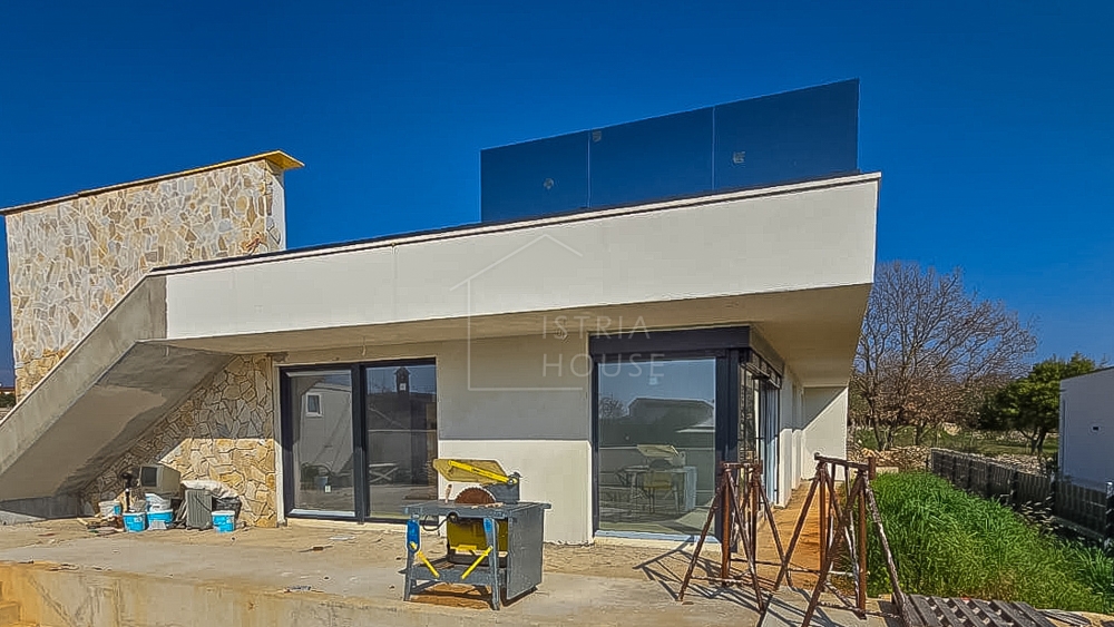 Vodnjan, nedokončana hiša s pogledom na morje